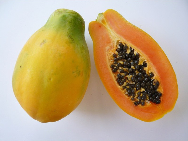 Imagen de una papaya cortada